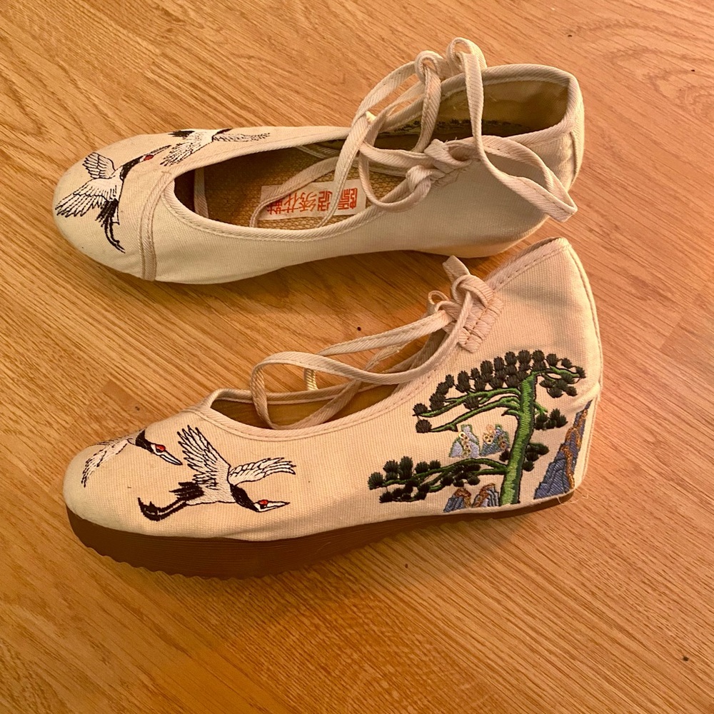 Embroidered cream lace up wedges EUC